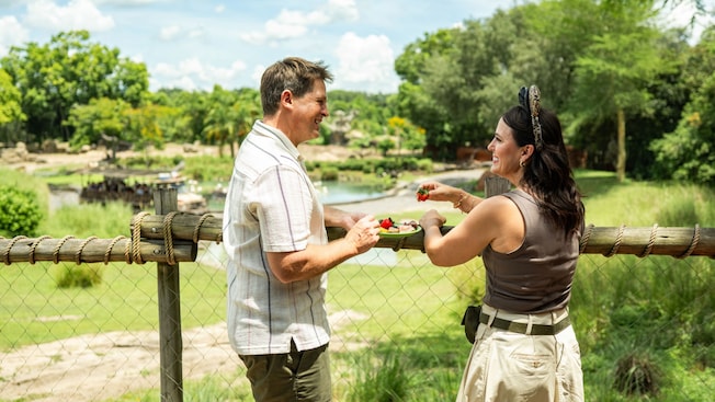 Una pareja comparte un plato de comidas para picar en Harambe Wildlife Preserve en Disney’s Animal Kingdom Theme Park