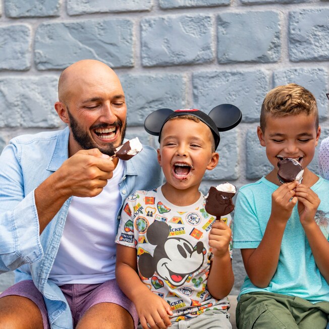Dos padres y sus dos hijos comparten sonrisas mientras disfrutan helados innovadores