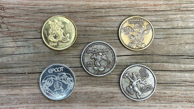 Cinco medallones de metal con diseños con Personajes de Disney, Walt Disney World Resort y sus 4 Parques Temáticos