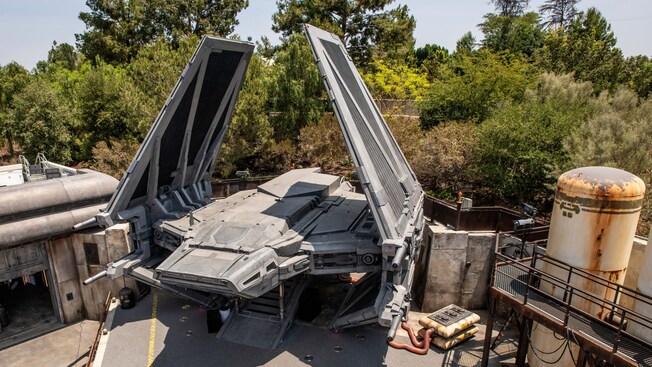 El T I E Echelon en Star Wars: Galaxy's Edge cerca de la entrada a Black Spire Surplus