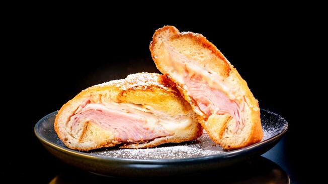 Un sándwich Monte Cristo con jamón y queso cortado a la mitad