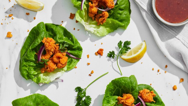 Wraps de lechuga con langosta frita en un mantel blanco