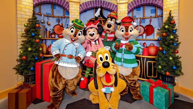 Goofy vestido con un atuendo festivo y posando para una foto en Goofy’s Kitchen, decorado para las fiestas en Disneyland Hotel