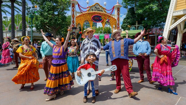 People performing in The Storytellers of Plaza de la Familia Celebrate The Musical World of Coco! show