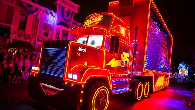 Mack iluminado cerca de Main Street, USA en el desfile Paint the Night Parade