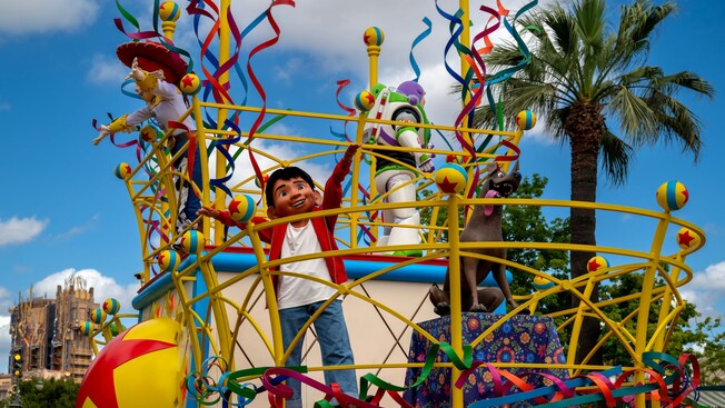 Jessie, Buzz Lightyear, Miguel and Dante on a float in Better Together, A Pixar Pals Celebration