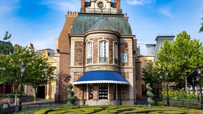 The exterior of Plume Et Palette shop at World Showcase in Epcot