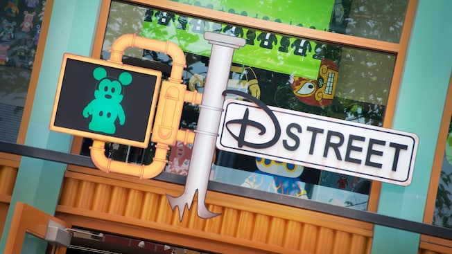 ミッキーマウスの絵と店名が描かれたDストリートの看板