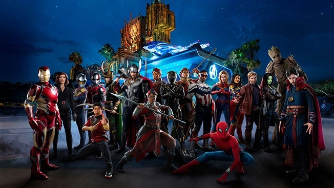 アベンジャーズ・ヘッドクォーターの前にあるマーベル・スーパーヒーローの一団 