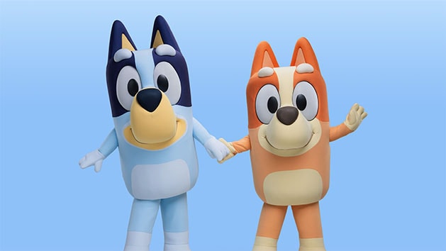 手をつないでグリーティングを行うブルーイとビンゴのキャラクターです。