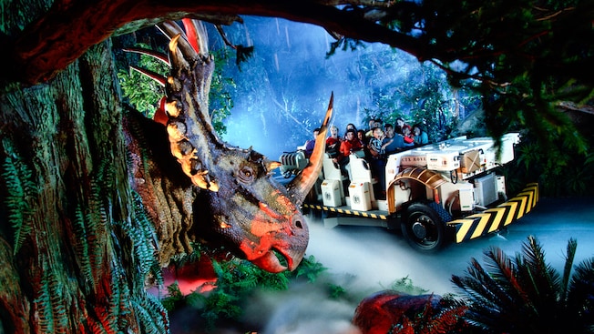 坐在漫游车里的乘客被附近的刺盾角龙（Styracosaurus）吓一跳