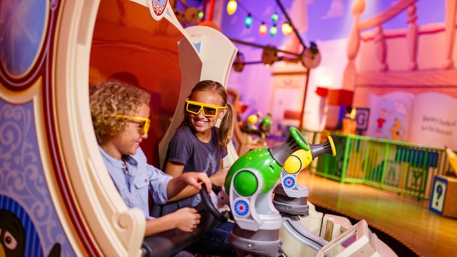 两个小孩乘坐《玩具总动员》疯狂历险！（Toy Story Mania）游乐项目