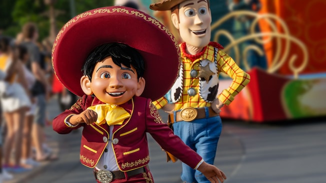 Disney Adventure Friends Cavalcade 중 걷고 있는 미구엘과 우디