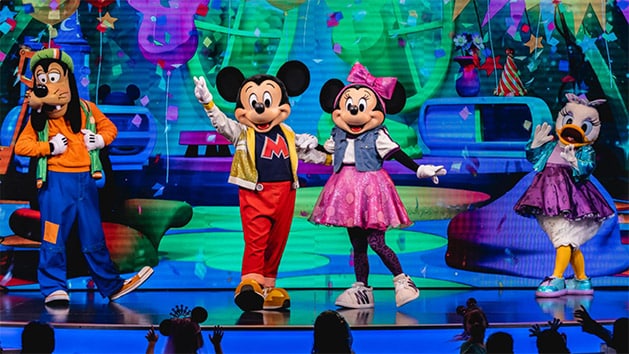 ディズニー・ジュニア：ミッキーマウス・クラブハウス・ライブ！」のステージに登場したグーフィー、ミッキーマウス、ミニーマウス、デイジーダック。