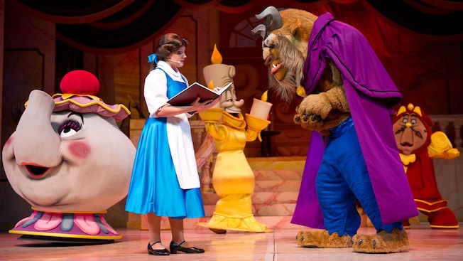 扮成贝儿（Belle）、野兽（Beast）、茶壶太太（Mrs Potts）、 卢米亚（Lumiere）和葛士华（Cogsworth）的表演者在舞台上