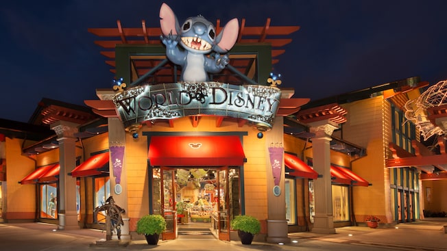在一家挂着“World of Disney”（迪士尼世界）标志的商店入口上方的史迪奇（Stitch）雕像