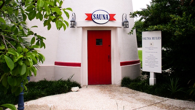 一个挂着“Sauna”（桑拿）标志的小型建筑物，另外一侧是列出“Sauna Rules”（桑拿规则）的标志