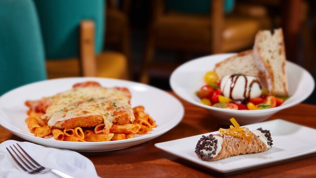 Burrata caprese, ravioli y cannoli con chips de chocolate
