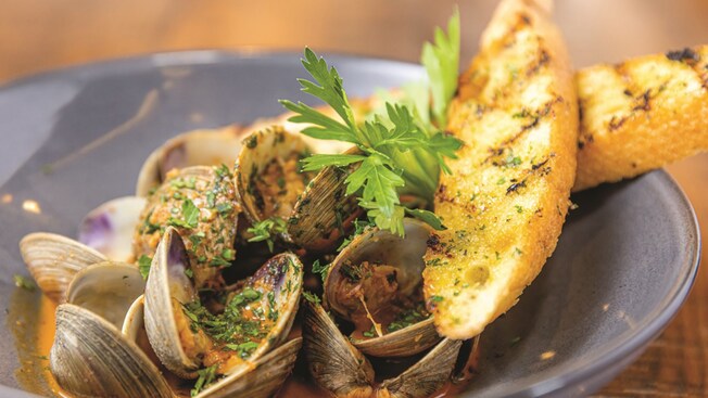 A bowl of Cedar Key Littleneck clams and grilled bread from Paddlefish