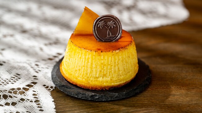 Flancocho de coco tostado con un medallón de chocolate en Amorette’s Patisserie en Disney Springs  