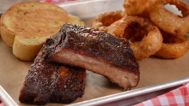 Barbecued ribs served with Texas toast and onion rings 