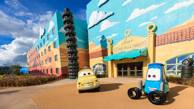 Luigi e Guido, de Cars da Disney e Pixar, em tamanho real, estacionados em frente às Suítes familiares Cars