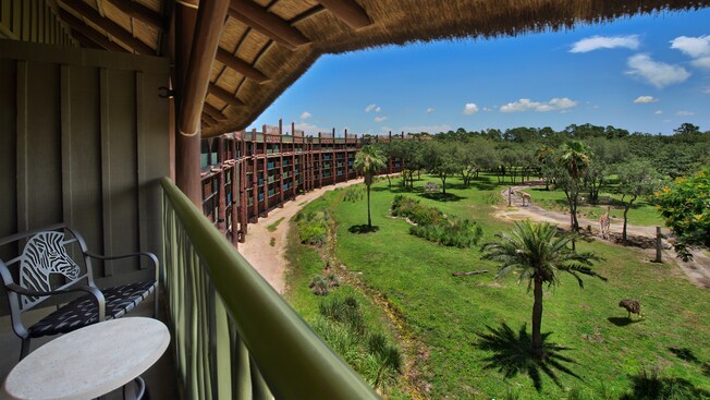Um cenário de savana com girafas a partir da sacada com telhado relvado do Disney's Animal Kingdom Lodge 