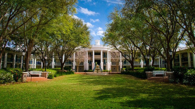 The exterior of the Magnolia Bend mansions at Disney's Port Orleans Resort – Riverside