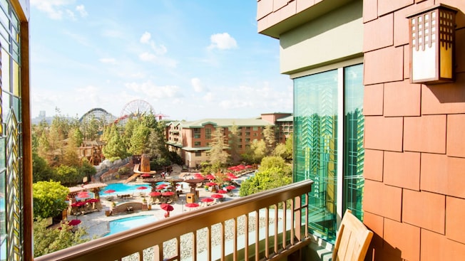 La vista desde un balcón en Disney’s Grand Californian Hotel and Spa, donde se ve una piscina y Disney California Adventure Park a la distancia