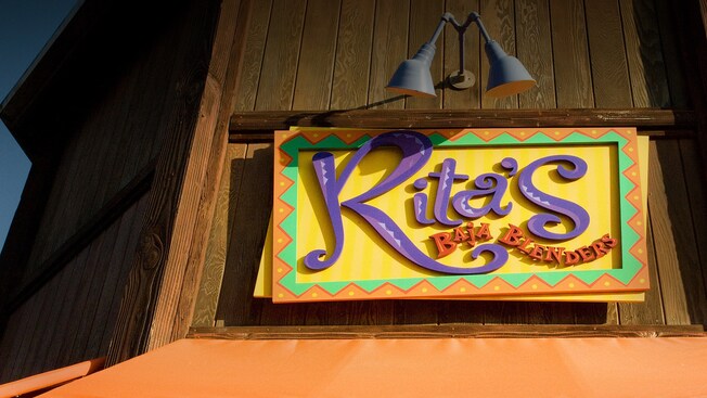 Letrero de Rita's Baja Blenders, un puesto al aire libre de margaritas mexicanas en Disney California Adventure Park