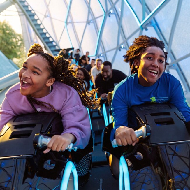2 Guests enjoying Tron Lightcycle Run