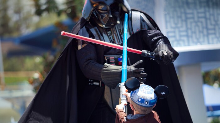 Un niño lucha contra Darth Vader en la Jedi Training Academy