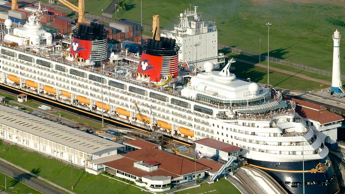 Un bateau de croisière Disney traverse le canal de Panama