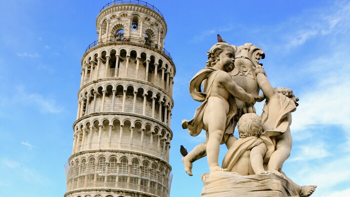 La tour de Pise surplombe une statue d’anges