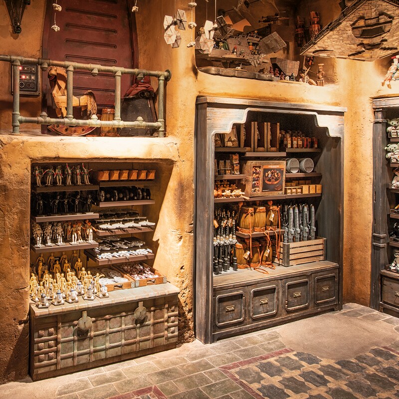 Visitantes del planeta Batuu exploran muñecos, vehículos y otras novedades divertidas en Toydarian Toymaker
