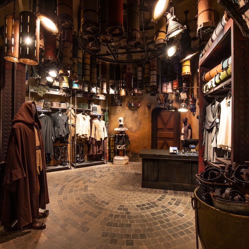 Una tienda que vende batas y ropa de la galaxia de Star Wars