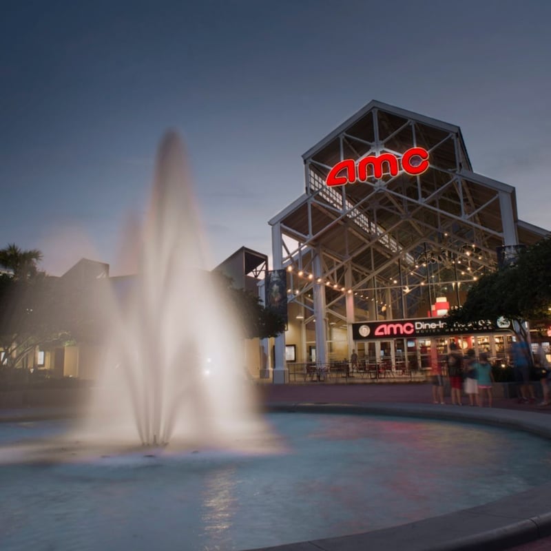 Una fuente decorativa frente al teatro AMC Disney Springs 24 al atardecer