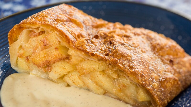 Una rebanada de strudel de manzana y salsa de vainilla, en un plato