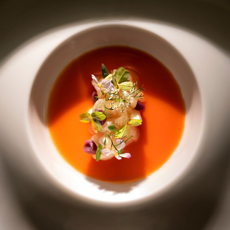 Un bol de pommes de terre péruviennes aux carottes Kingfish avec une sauce à base de carottes