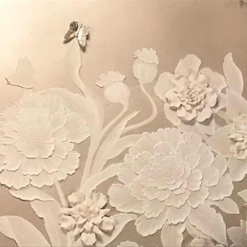 Des fleurs décoratives tapissant le plafond du Victoria & Albert’s