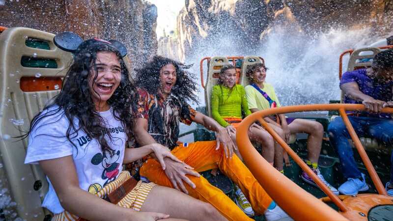 Cuatro Visitantes mojándose en la atracción Kali River Rapids