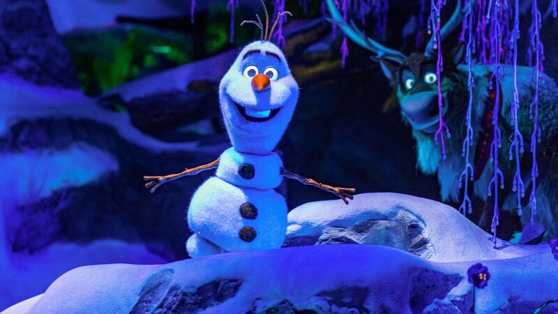 El muñeco de nieve Olaf y el reno Sven en Frozen Ever After, en Epcot