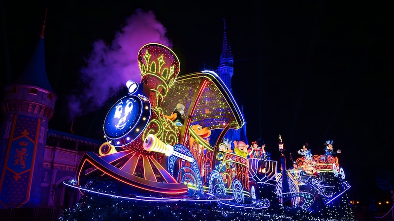 Personajes de Disney en carrozas iluminadas en el desfile Disney Starlight, Dream the Night Away, en Magic Kingdom Park