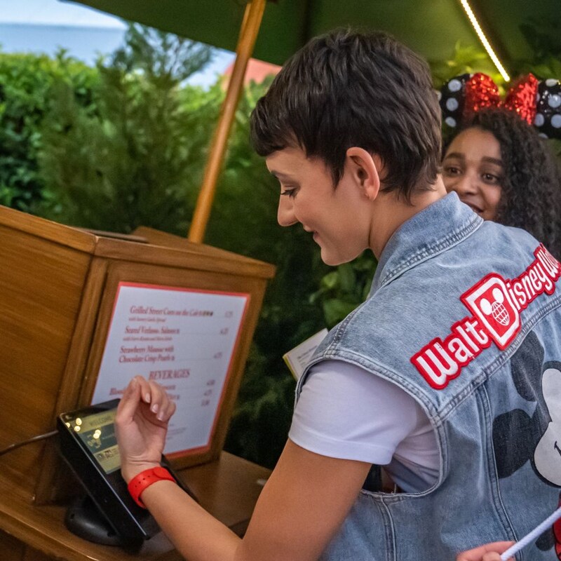 A Guest taps a Disney band at a dining access point