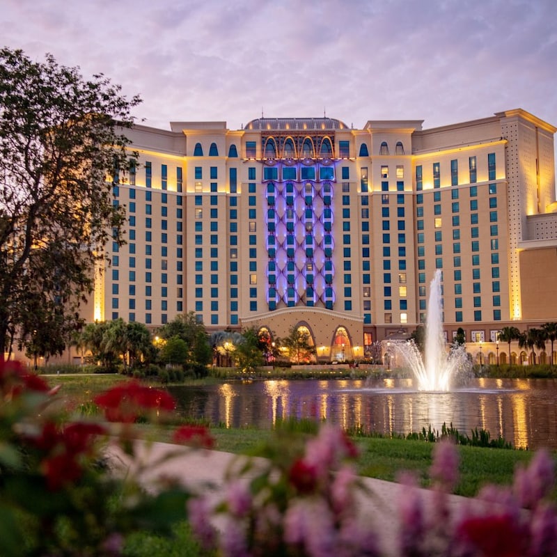 Gran Destino Tower, un hôtel haut à plusieurs ailes avec une grande fontaine au Disney’s Coronado Springs Resort