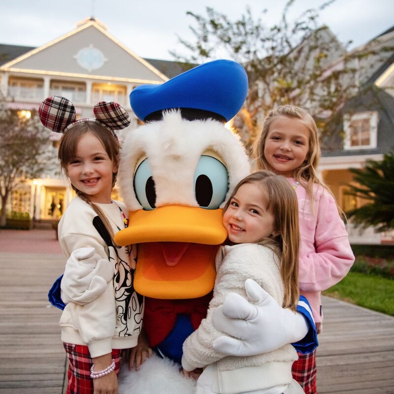 Donald Duck greeting 3 young girls  