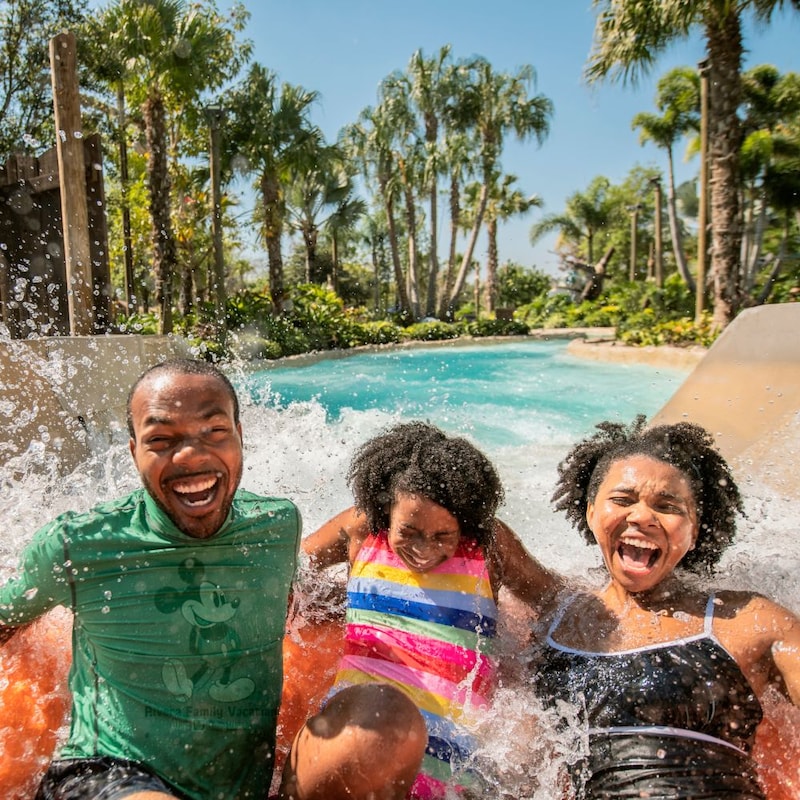 Une famille rit à bord de Miss Adventure Falls