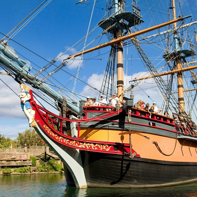 Vista lateral de la embarcación Columbia flotando por Rivers of America 
