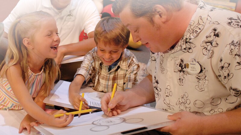 Niños dibujando a Mickey Mouse con la ayuda de un animador en Animation Academy.