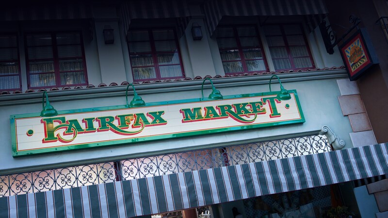 Letrero al aire libre para el puesto de bocadillos Fairfax Market.